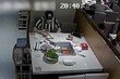 음식에 바퀴벌레 넣고 “10배 보상해라”…돈 뜯어낸 中 남성